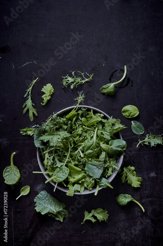 gemischter grüner Salat auf schwarzem Hintergrund