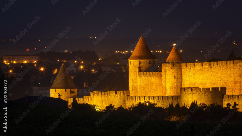 Torres y muralla de la ciudad vieja de Carcassonne por la noche. Languedoc. Francia