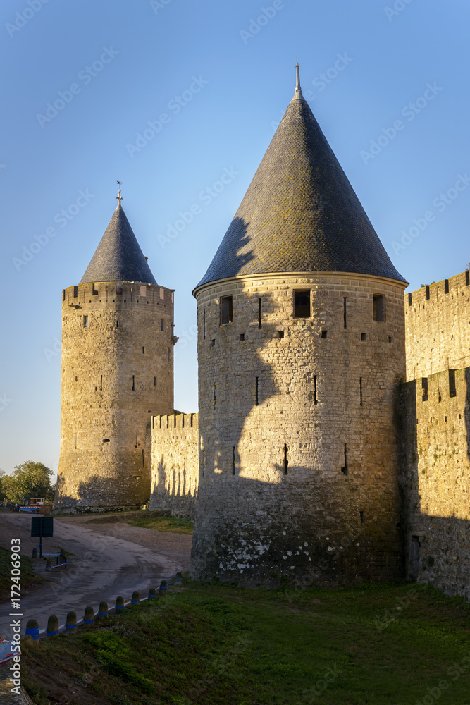 Torres y muralla de la ciudad vieja de Carcassonne. Languedoc. Francia
