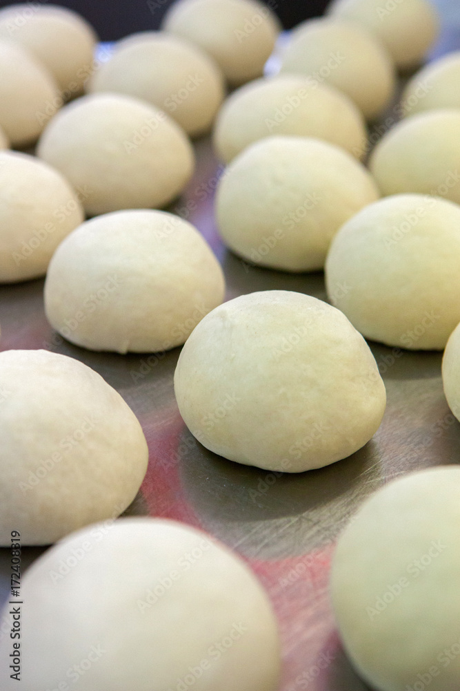 préparation pâte à pizza pizzeria cuisine italienne méditerranéenne