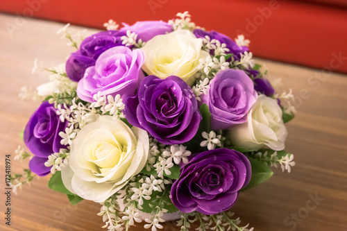 バラの花束ブーケ、紫、白 © sky studio