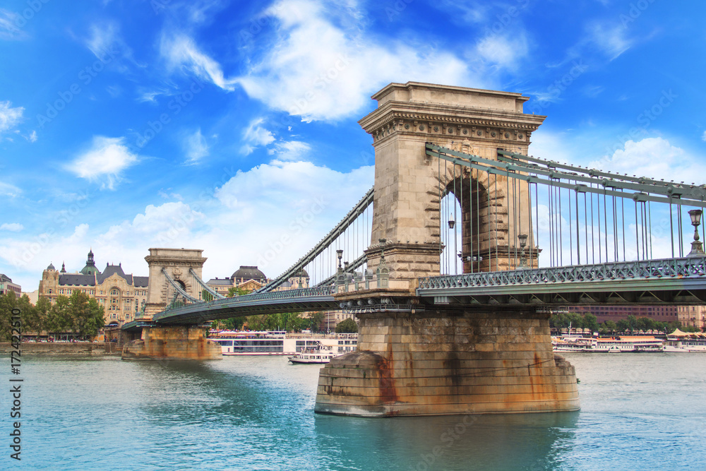 Fototapeta premium Piękny widok na Most Łańcuchowy na Dunaju w Budapeszcie na Węgrzech
