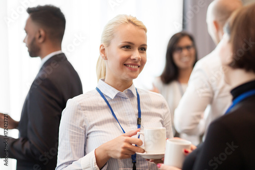 Foto business people with conference badges and coffee