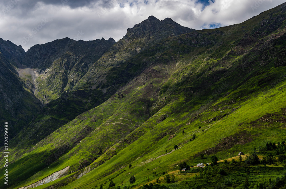 Naklejka premium valley landscape with cloudy day