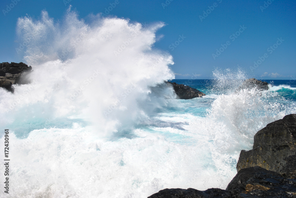 Obraz premium Waves crashing on black rocks, Gouffre Etant-salé, Reunion Island, France