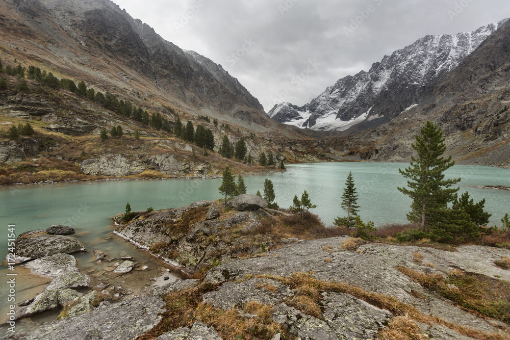 Fototapeta premium View of the lake Kuiguk. Peaks of the Altai Mountains. Autumn landscape