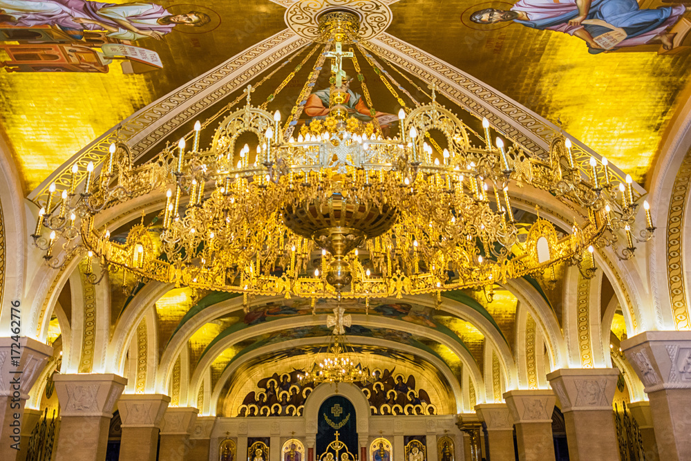 Naklejka premium Belgrade, Serbia 11/09/2017: Saint Sava Temple Golden Chandelier In Belgrade Serbia