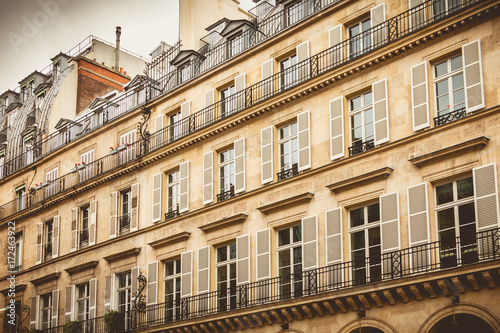 Obraz na płótnie Haussmann building in the center of Paris w salonie