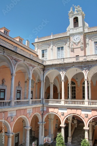 Palais, églises et rues de Gênes en Ligurie (Italie) © Lotharingia