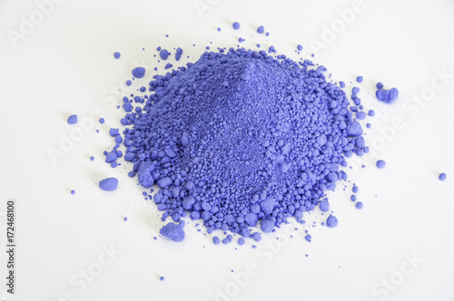 Bilde på lerret bright ultramarine pigment isolated over white