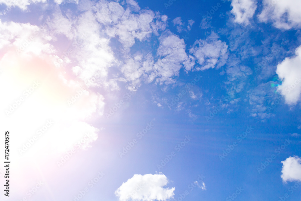 Blick in den blauen Himmel bei nur wenigen Wolken.