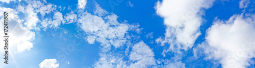 Blick in den blauen Himmel bei nur wenigen Wolken. photo