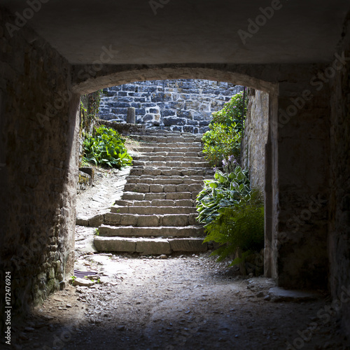 Fototapeta Naklejka Na Ścianę i Meble -  Túnel y escaleras antiguas en la Abadía de Baume Les Messieurs