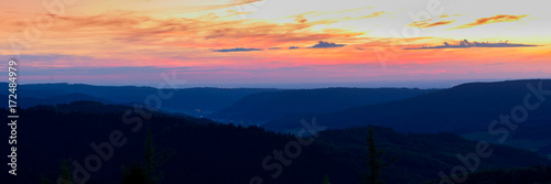 Sonnenuntergang mit Schwarzwaldpanorama