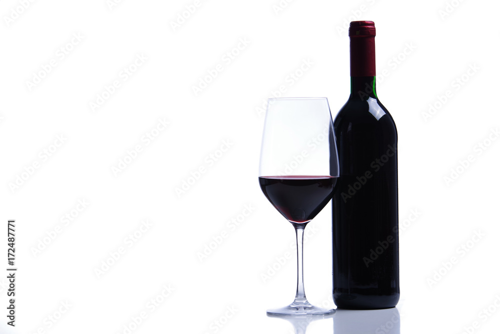 Rotwein vor weißem Hintergrund Rotwein vor weißem Hintergrund