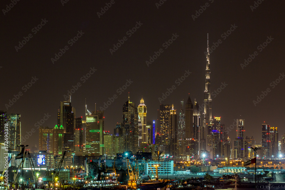 Dubai Skyline bei Nacht
