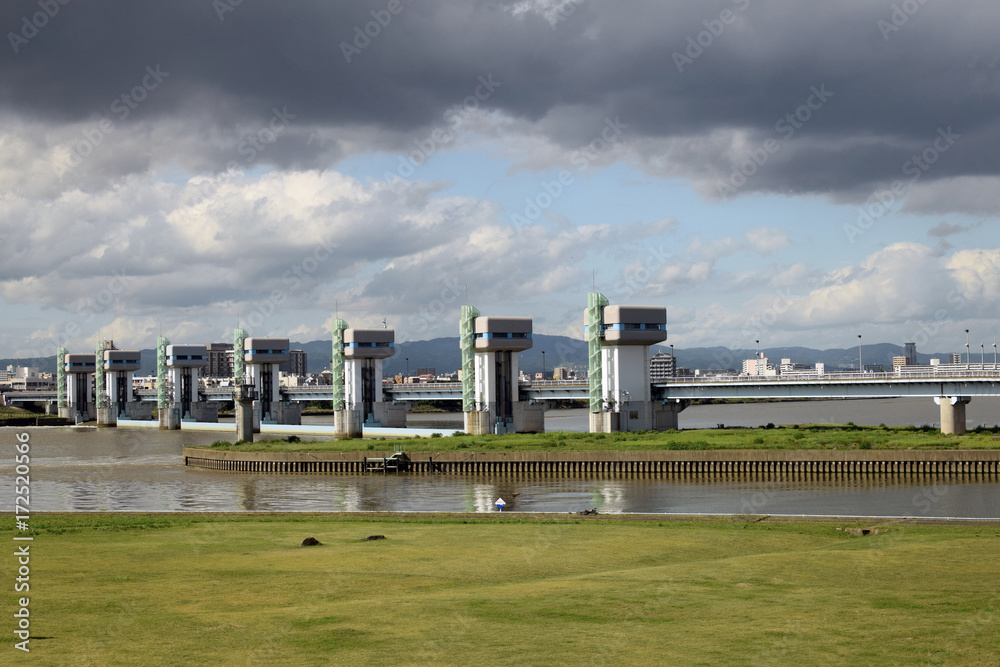 台風あとの水門