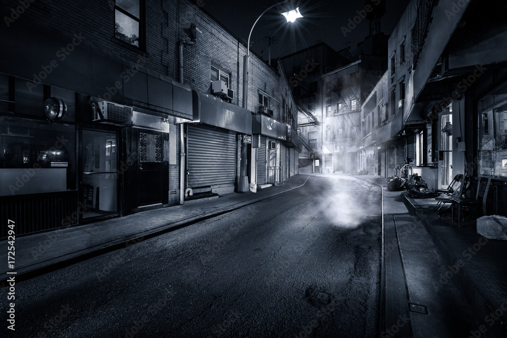 Naklejka premium Moody monochromatyczny widok Doyers Street nocą, w NYC Chinatown. Zakręt stał się znany jako „Krwawy Kąt” z powodu licznych strzelanin gangów.