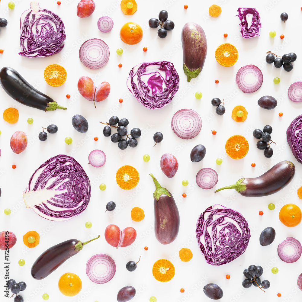 Fototapeta Skład warzywa i owoc na białym tle. Wzór wykonany ze świeżych warzyw i owoców. Widok z góry, płaska. Kolaż czerwonej kapusty w kawałku, bakłażany, śliwki, winogrona, mandarynki.