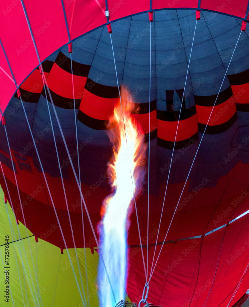 Obraz premium Hot air balloon with fire