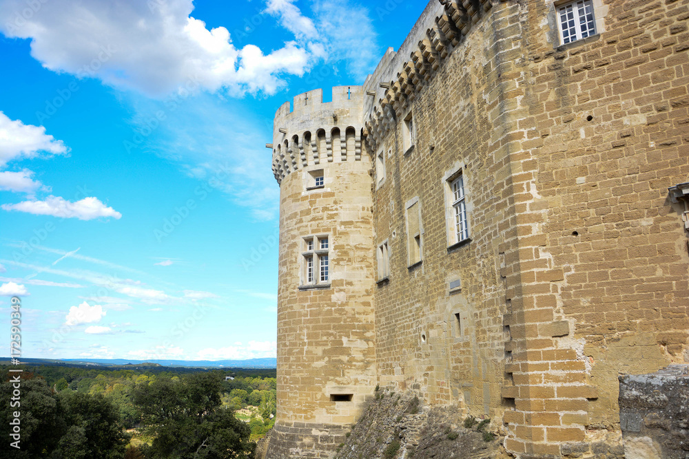 Tour du château de Suze-la-Rousse