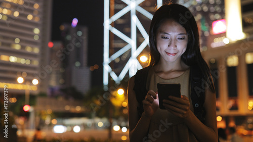 Canvas Print Young Woman travel in Hong Kong and using mobile phone