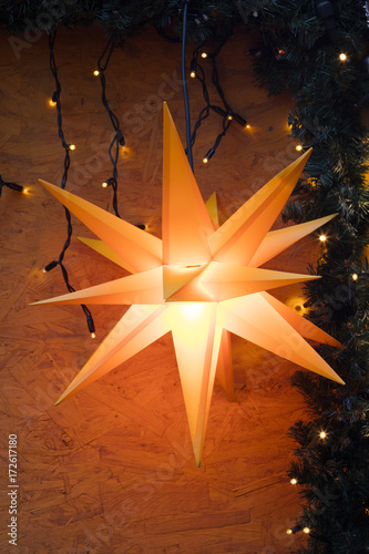 Leuchtender Stern an einem Weihnachtsmarktstand, Deutschland, Europa