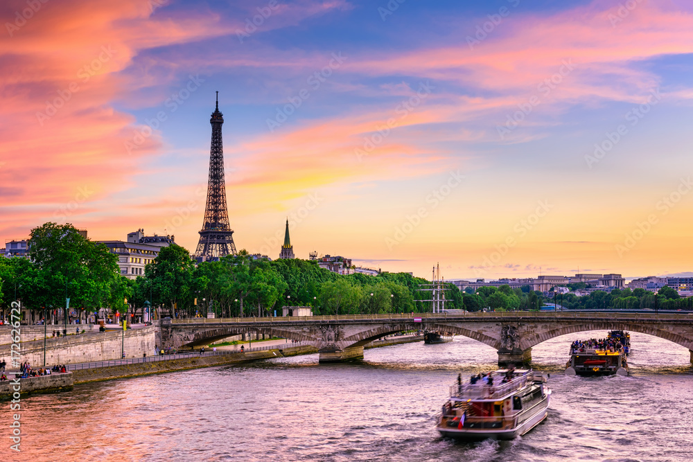 Fototapeta premium Zmierzchu widok wieża eifla i wonton rzeka w Paryż, Francja