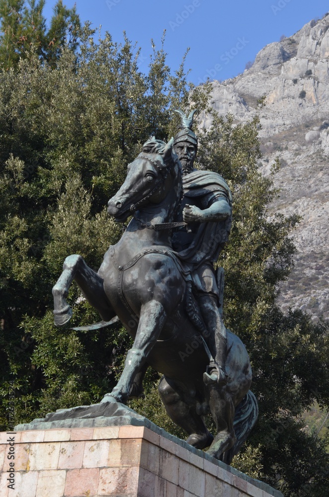 Fototapeta premium Au Nord de Tirana, dans la ville montagneuse de Kruja, statue de SKanderbeg, héros national albanais