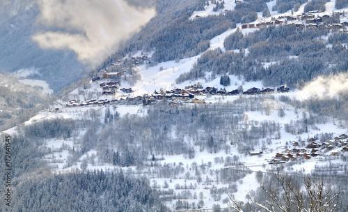 vue sur les villages des stations de ski en hiver