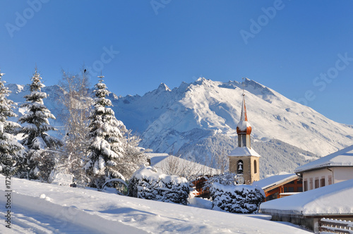église et village dans montagnes enneigées