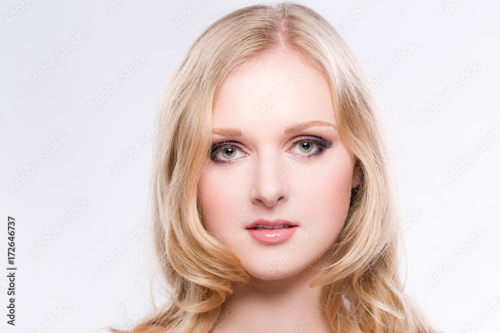 Portrait einer hübschen blonden jungen Frau vor weissem Hintergrund Portrait einer hübschen blonden jungen Frau vor weissem Hintergrund
