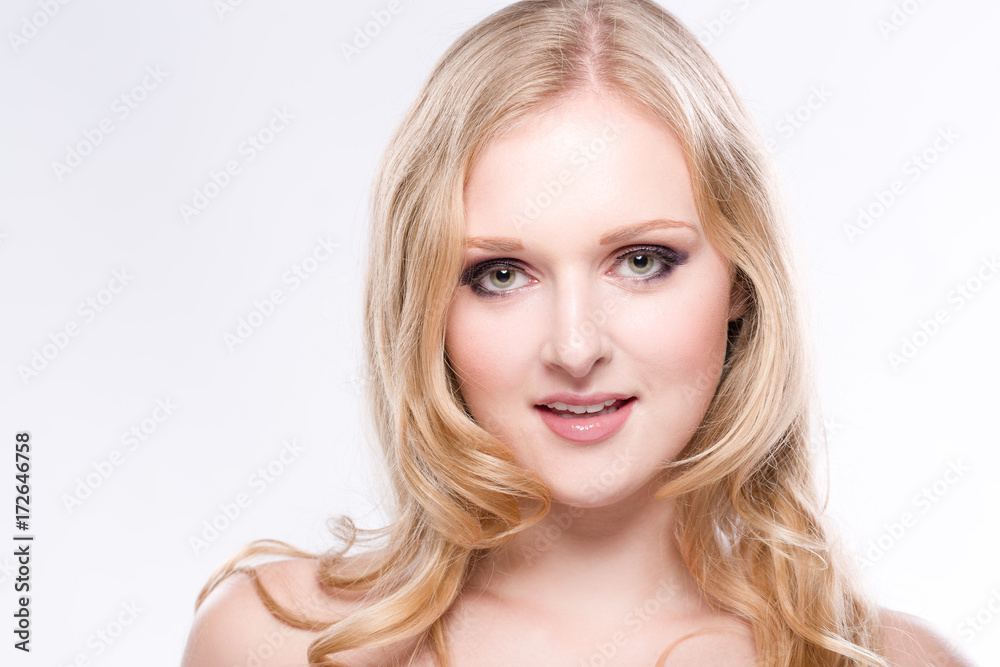 Portrait einer hübschen blonden jungen Frau vor weissem Hintergrund Portrait einer hübschen blonden jungen Frau vor weissem Hintergrund