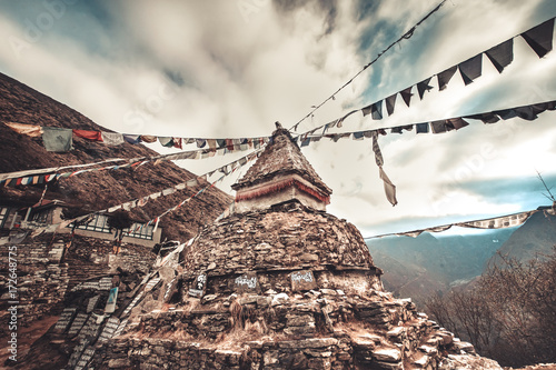 Obraz na plátně Prayer flags and buddhist stupa on the trekking route to Everest Base Camp