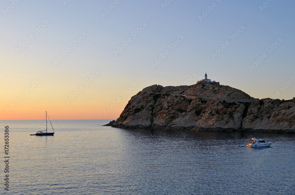 Mare, roccia, orizzonte. Ferie, relax, tramonto e scogliere. Corsica e Francia sul mare.