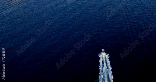 sillage de bateaux en mer, espagne © Fly_and_Dive