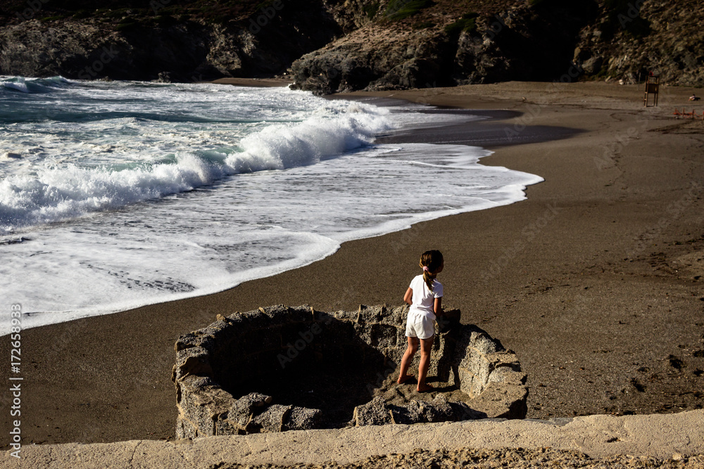 Obraz premium Bambina guarda il mare