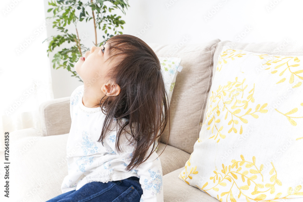 部屋で遊ぶ子ども