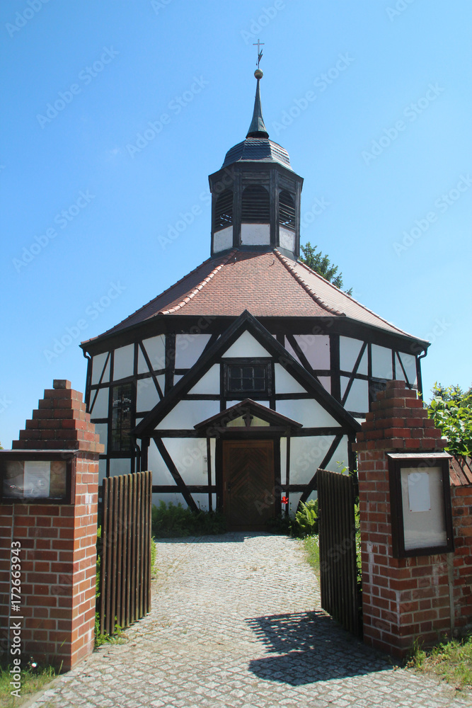 Fototapeta premium sechseckige Fachwerk Kirche