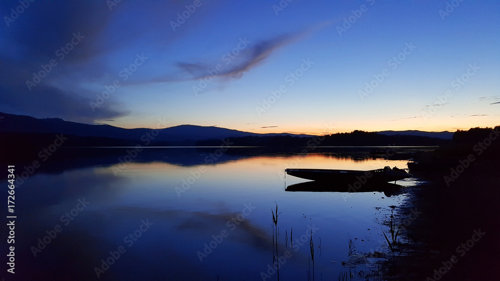 Wunderschöner Sonnenuntergang am See mit Boot