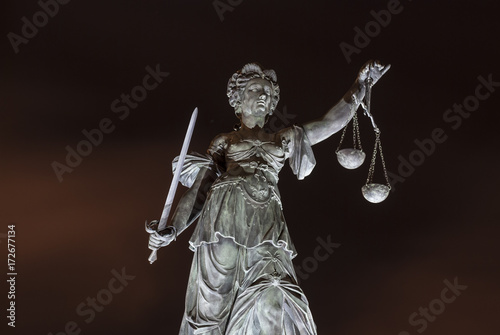 Bilde på lerret Die Justitia -Statue am Römer in Frankfurt am Main bei Nacht