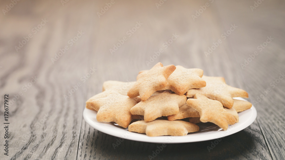 homemade star shape ginger cookies on wood table homemade star shape ginger cookies on wood table