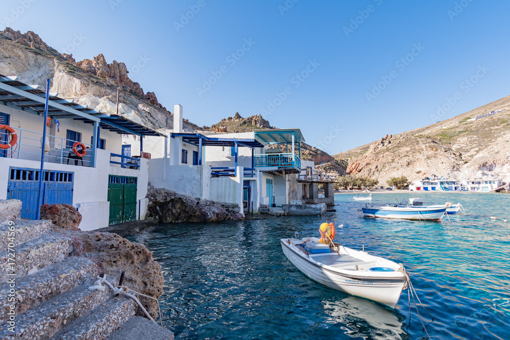 Il pittoresco villaggio di Firopotamos a Milos, arcipelago delle isole Cicladi GR