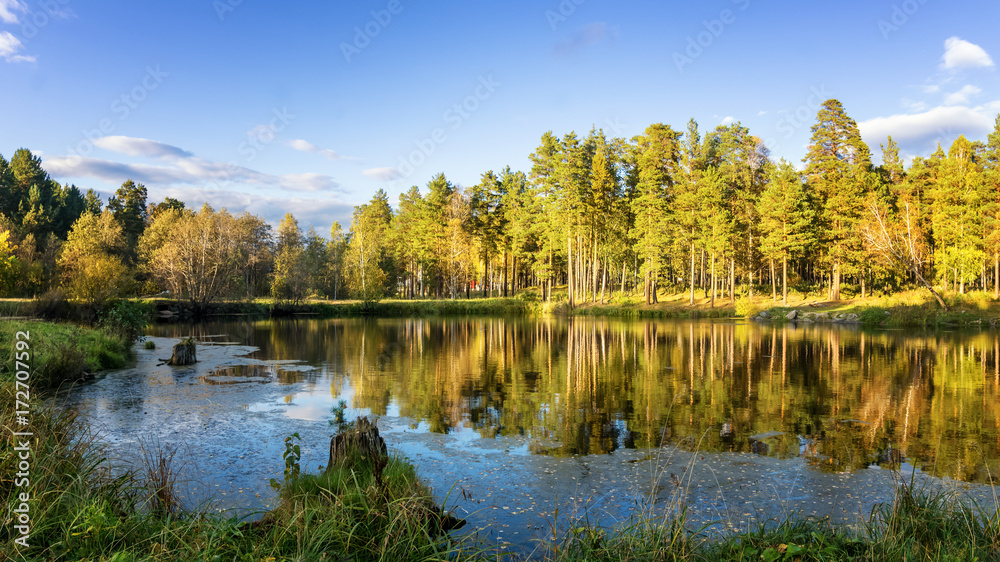 панорама осеннего пейзажа с озером и лесом на берегу, Россия, Урал, сентябрь,