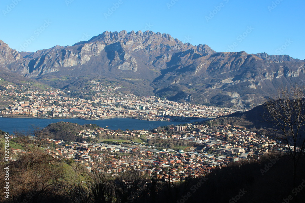 Lecco panorama della città con il lago e il Monte Resegone