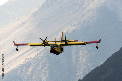 Canadair durante le azioni di spegnimento incendi nel parco naturale della Majella - Lago di Barrea
