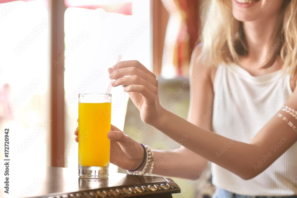 Φωτογραφία Young woman enjoying delicious drink in cafe at resort