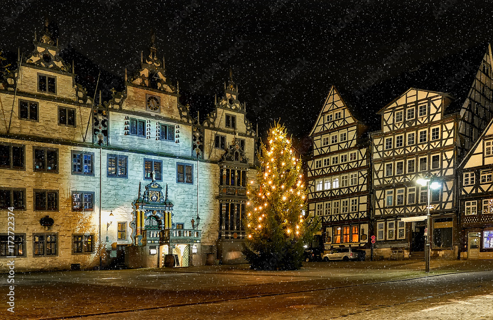 Fototapeta premium Weihnachtszeit in Hannoversch Münden mit Weihnachtsbaum vor dem Rathaus