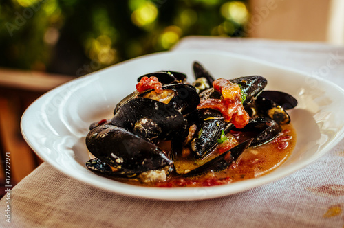 Boiled mussel in a bowl.