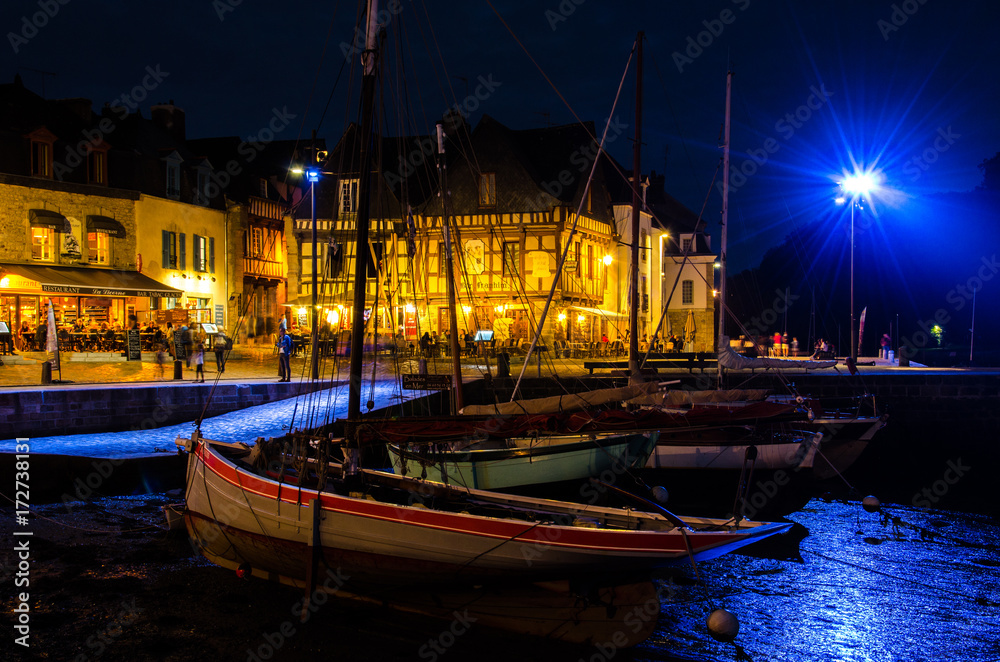 Saint Goustan harbour at night